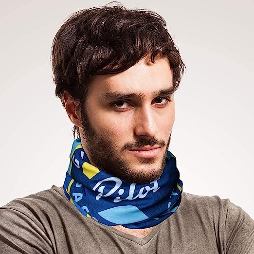 Mann trägt das Paragliding Pilot Bandana, nahtlos und bequem, ideal für Outdoor-Aktivitäten und Schutz vor Witterungseinflüssen. Limitierte Edition von Paragliding24.ch.