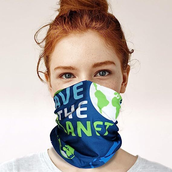 Frau trägt das Bandana Save the Planet als Gesichtsschutz, ideal für Outdoor-Aktivitäten. Vielseitig, nahtlos, aus atmungsaktiver Mikrofaser. Perfekt für Paragliding.