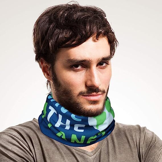 Mann trägt Bandana Save the Planet als Schal, ideal für Outdoor-Aktivitäten. Multifunktionales, nahtloses Mikrofaser-Accessoire, perfekt für Paragliding und Sport.