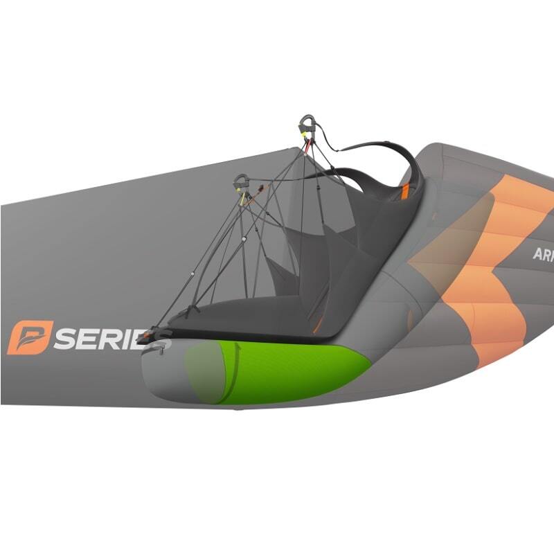 Niviuk Arrow P Race - Ultralight Paraglider-Gurtzeug, Nahaufnahme zeigt aerodynamisch optimierte Form für Performance, speziell entwickelt für X-Alps-Abenteuer und anspruchsvolle Athleten.