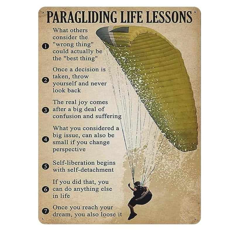 Aufhängeschild Vintage Paragliding Life Lesson mit einer Person beim Paragliding, ideal zum Aufhängen, mit gerollten Kanten und Löchern für einfache Befestigung.