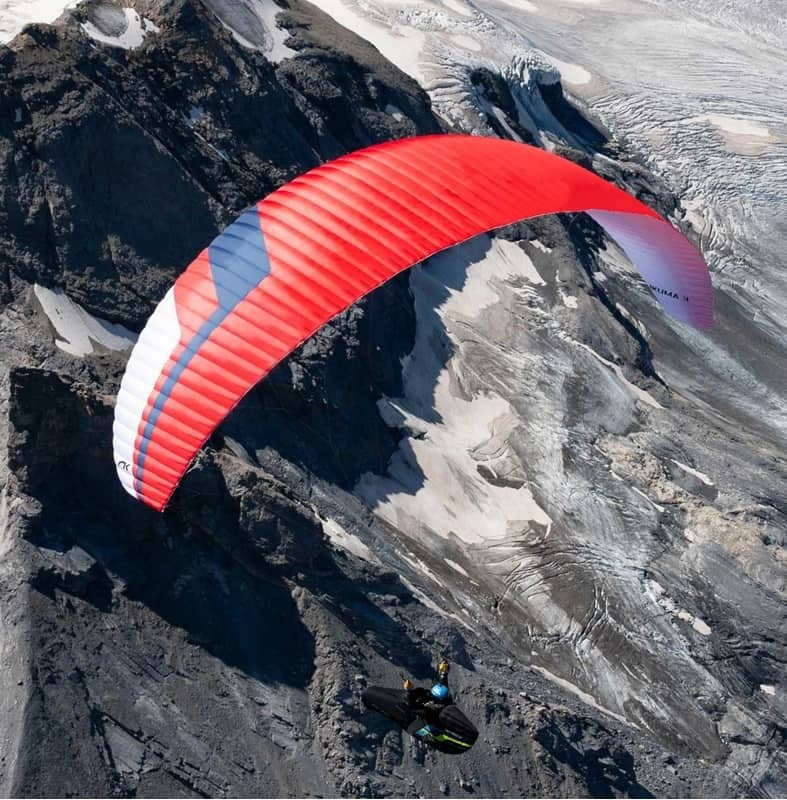 Niviuk Ikuma 3 Gleitschirm, grün-schwarz, für XC-Flüge, bietet hohe Stabilität und Leistung, ideal für fortgeschrittene Piloten bei Paragliding24.ch.