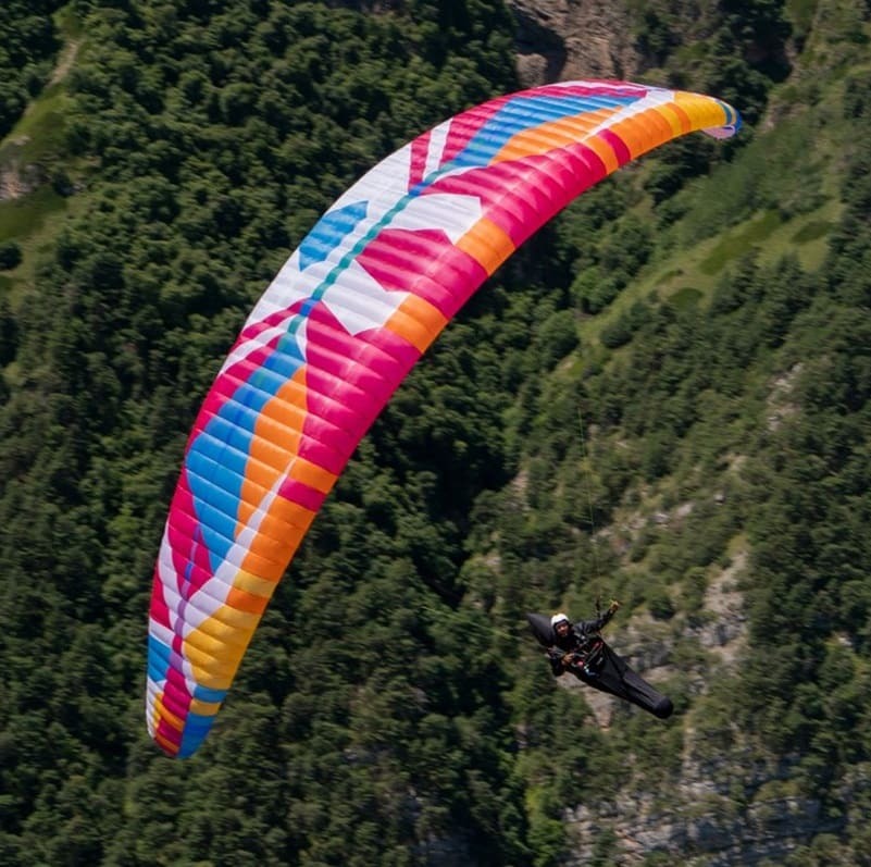 BGD Lynx 2 (EN-C) Gleitschirm über Berglandschaft, ideal für erfahrene Piloten, leicht und dynamisch, perfekter Flügel für XC-Abenteurer.