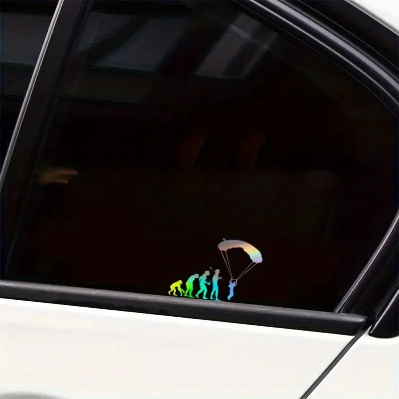 Autoaufkleber Evolution Holo auf einem Auto, ideal für Paragliding-Fans, zeigt eine Silhouette mit Fallschirm. Perfektes Zubehör für Gleitschirm-Enthusiasten.