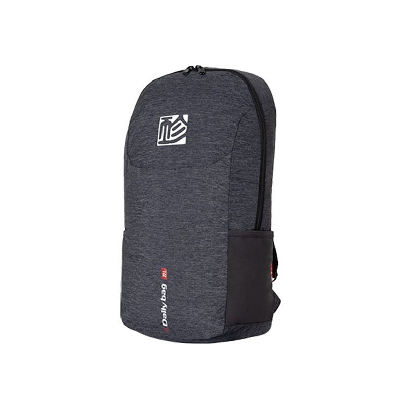 GIN Daily Bag 22L Rucksack mit Logo, ergonomischen Schultergurten, Laptopfach und Seitentaschen, ideal für Alltag und kurze Wanderungen.