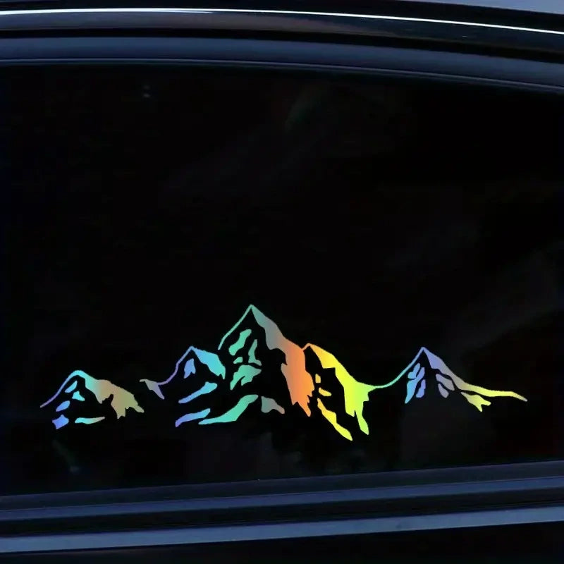 Autoaufkleber Berge: Cartoonartige, regenbogenfarbene Bergsilhouette, ideal für Autos oder andere Oberflächen. Hochwertiges Design, passend für Geschenke. Größe: 7 x 24 cm.