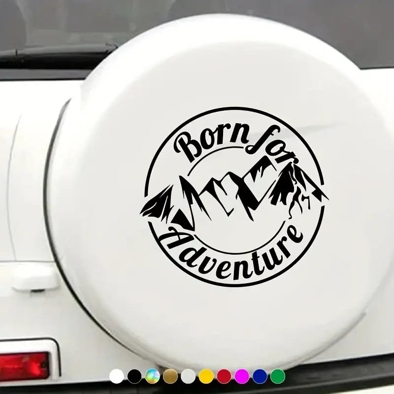 Weißer Reifenüberzug mit Berglogo und Text Born for Adventure, ideal als hochwertiger Autoaufkleber für Abenteuerliebhaber. Perfekt für Fahrzeuge, erhältlich in verschiedenen Größen.