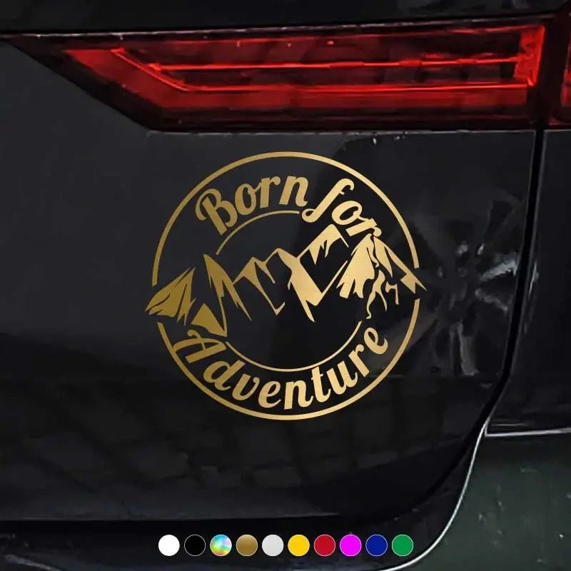 Weißer Reifenüberzug mit Berglogo und Text Born for Adventure, ideal als hochwertiger Autoaufkleber für Abenteuerliebhaber. Perfekt für Fahrzeuge, erhältlich in verschiedenen Größen.