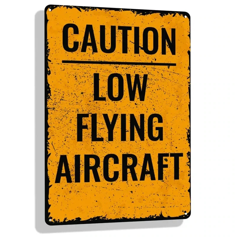 Retro-Schild Low flying Aircraft aus Metall mit schwarzem Text auf gelbem Hintergrund, ideal als Wanddeko. Hochwertig verarbeitet, perfekt zum Aufhängen.