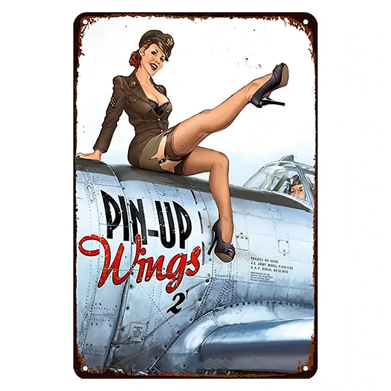 Aufhängeschild Retro Pin up Wings mit stilisiertem Pin-up-Motiv, hochwertig verarbeitet, gebördelt, mit vier Löchern für einfache Wandmontage, ideal als Retro-Dekoration.