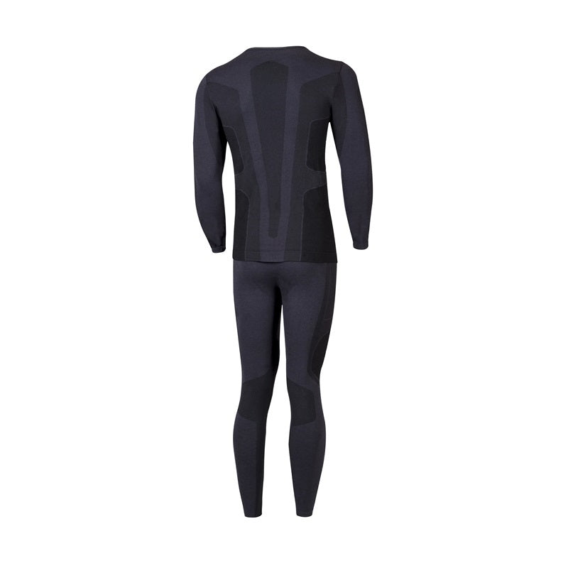 Person trägt Lenz Merino 6.0 Longsleeve SET - Men, bestehend aus langärmligem Merino-Oberteil und Unterhose, ideal als Baselayer für kältere Tage.