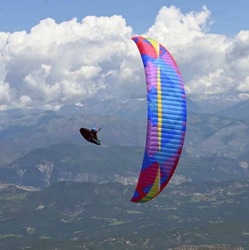 Person mit dem BGD Base 2 Gleitschirm beim Paragliding, ideal für sicheres und komfortables Fliegen, passend für Anfänger und Profis.