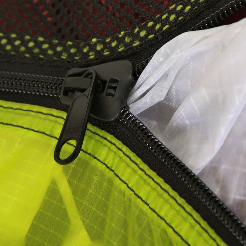 BGD Zellenpacksack mit innovativem Zipper, Netzstoff für Belüftung und Öffnung für Leinen, ideal für schonendes Packen und Lagerung von Gleitschirmen.