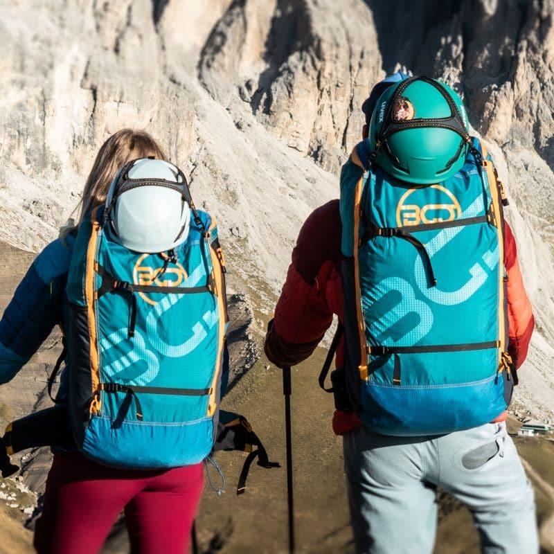 BGD Scout - H&F Rucksack mit Helmfach, ideal für Hike&Fly-Abenteuer. Leicht, robust, mit externem Helm-Befestigungssystem, perfekter Begleiter für Gleitschirmflieger.