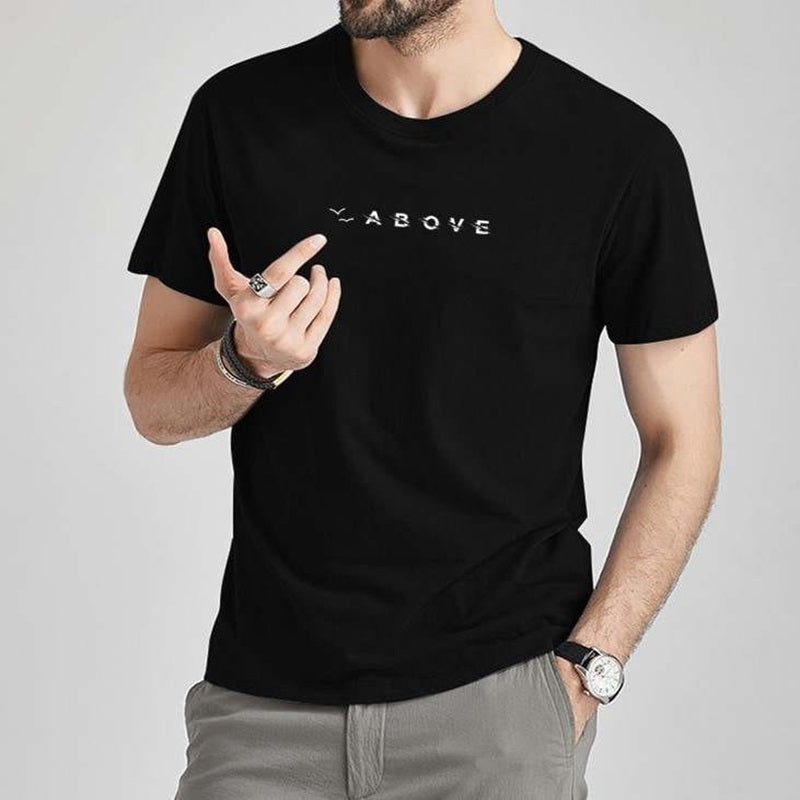 Mann trägt das Paragliding T-Shirt Above, ideal für Gleitschirmflieger, aus atmungsaktiver Baumwolle mit schlichtem Design und perfekter Passform.