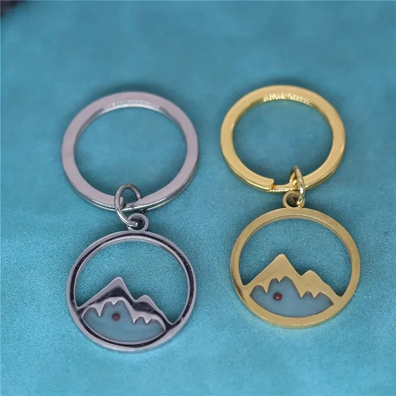 Schlüsselanhänger Mountains kurz, hochwertig gefertigt, zeigt ein goldenes Bergmotiv, ideal als stilvolles Accessoire für Schlüssel.