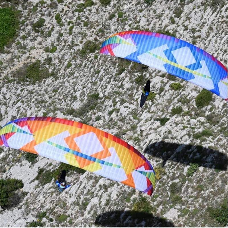 BGD Base 2 Light (High EN-B) beim Paragliding über felsigem Gelände, geeignet für Abenteuer mit leichtem, leistungsstarkem Gleitschirm und reduziertem Luftwiderstand.