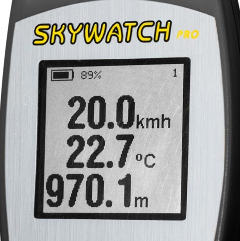 Skywatch Pro Anemometer mit Display zeigt Temperatur und Zahlen, ideal für Profis unter extremen Bedingungen. Perfekt für präzise Wetterüberwachung bei Paragliding24.ch.