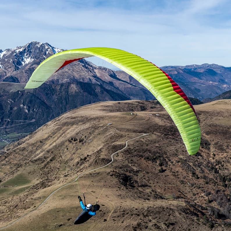 GIN Camino 2 Light (EN-C) Gleitschirm, mehrere Personen beim Paragliding in der Luft, ideal für Abenteuer und effizientes Fliegen, sichtbar in Nahaufnahme.