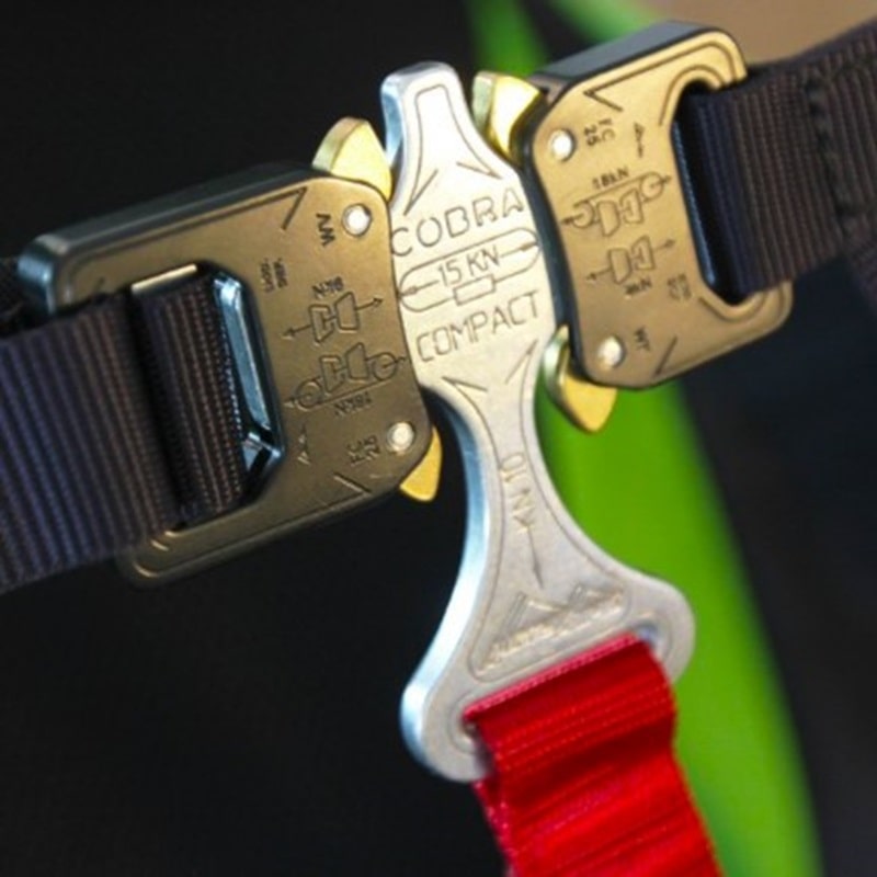 Nahaufnahme des BGD Snug Sitzgurtzeugs mit Sicherheitsmerkmalen und ergonomischem Design für maximalen Komfort und Stabilität beim Gleitschirmfliegen.