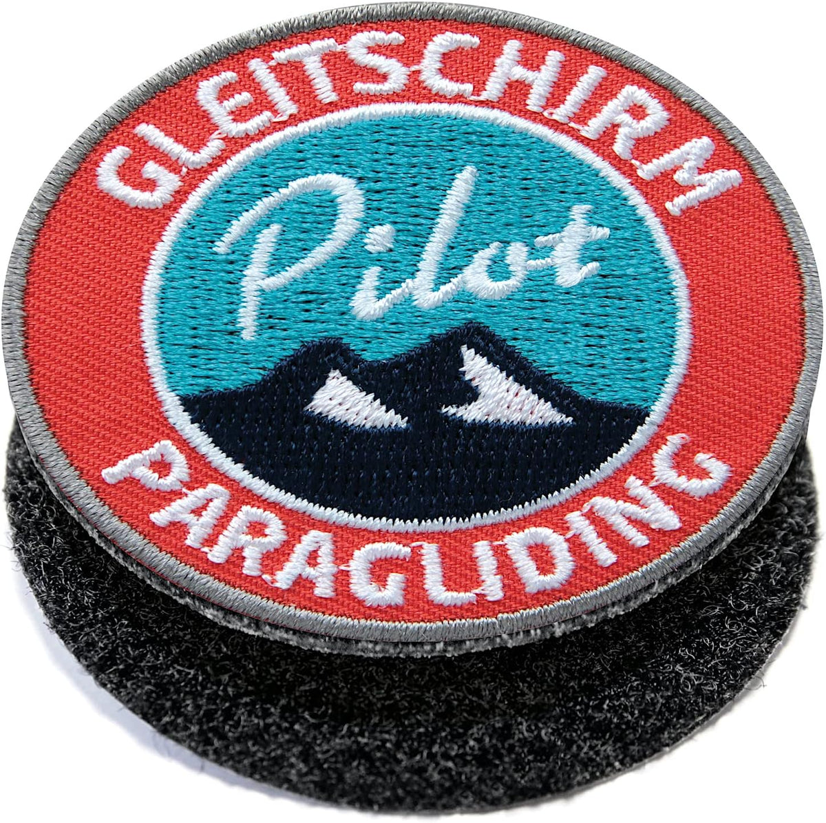 Nahaufnahme des Paragliding Pilot - Klett-Stickers in Rot, hochwertig gestickter Patch aus Polyester mit Laser-Schnitt, ideal für Rucksäcke oder Kleidung.