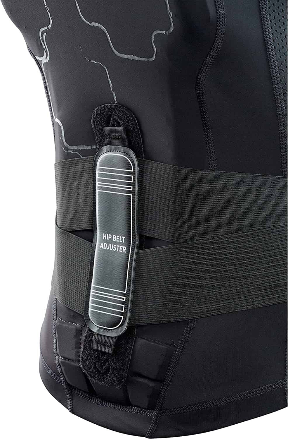 Nahaufnahme eines höhenverstellbaren Gurts der EVOC Rückenprotektor Lite Weste, ideal für Skifahrer, Snowboarder und Gleitschirmflieger, bietet hohen Komfort und Schutz.