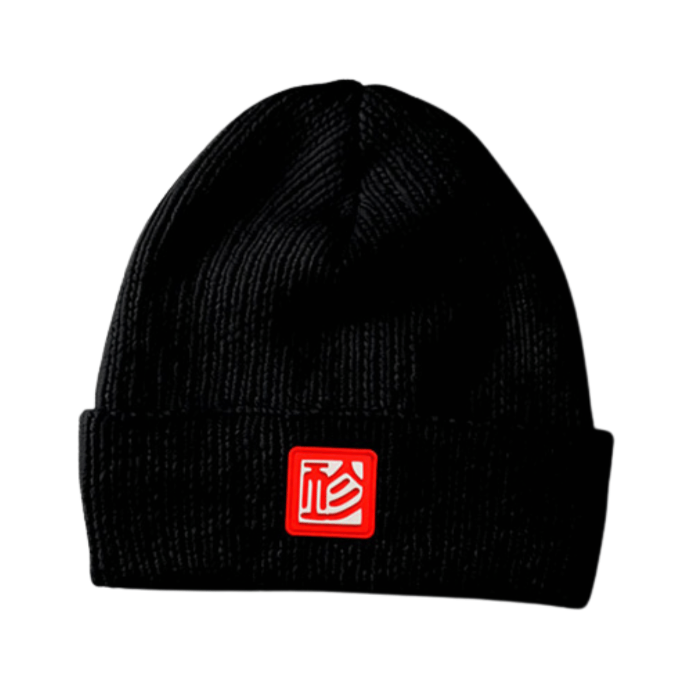 GIN Gliders Beanie in schwarz mit rotem Quadrat und weißem Text, ideal für Paraglider, schützt vor Kälte und bietet einen stilvollen Look.