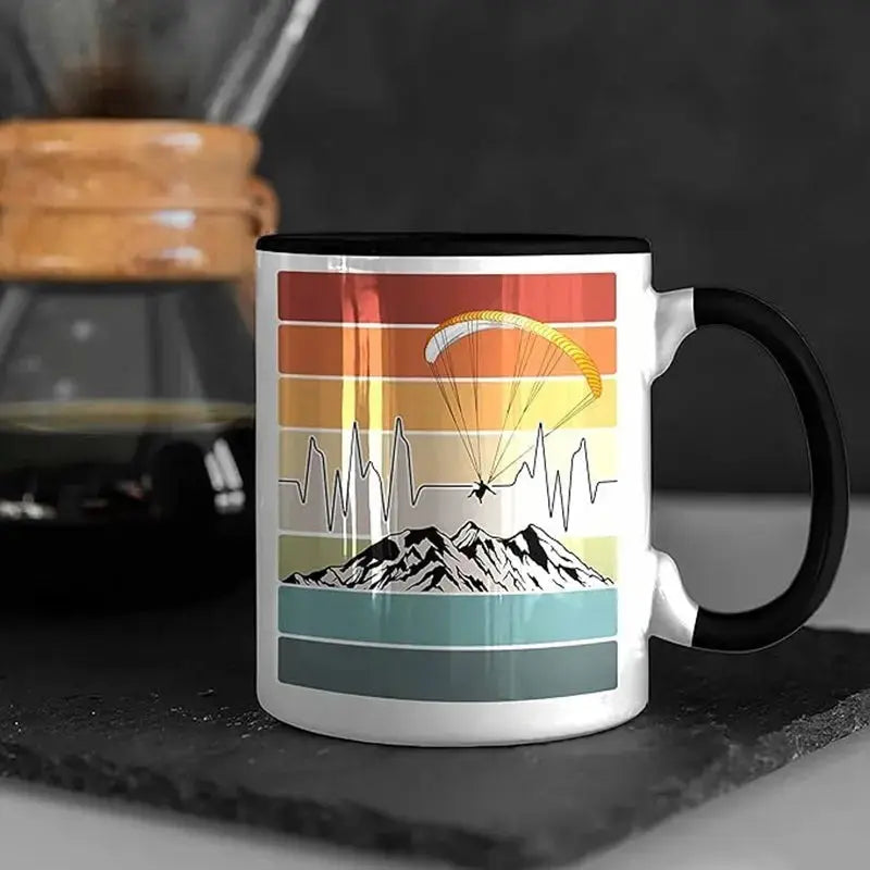 Kaffeetasse mit Berg- und Gleitschirmmotiv, beidseitig bedruckt, aus Keramik. Gleitschirm Kaffee Tasse Rainbow, spülmaschinenfest und mikrowellengeeignet. Fassungsvermögen: 330ml.