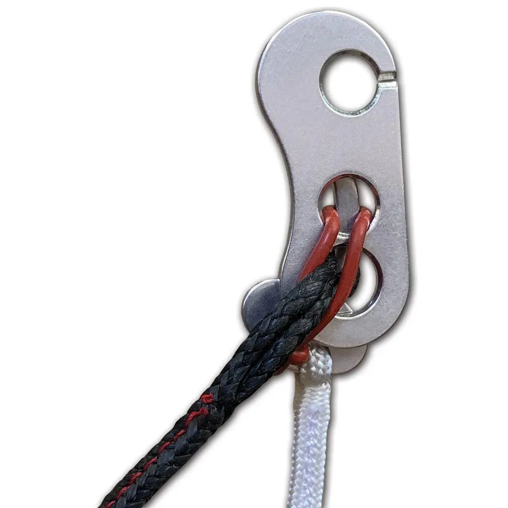 Brummelhaken-Trennsystem für Fussbeschleuniger, Nahaufnahme eines Metallwerkzeugs mit rotem Kabel, essenziell für sicheres Gleitschirmfliegen bei Paragliding24.ch.
