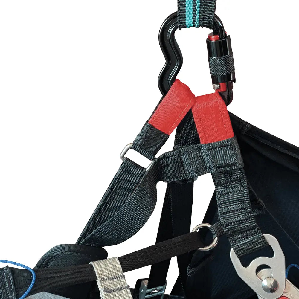 Nahaufnahme eines Finsterwalder Unilock Karabiners Rot/Grün, ultraleicht, mit gedrehter Schnapperöffnung, ideal für Gleitschirmgurtzeuge. Perfekte Form für hohe Sicherheit und Komfort.