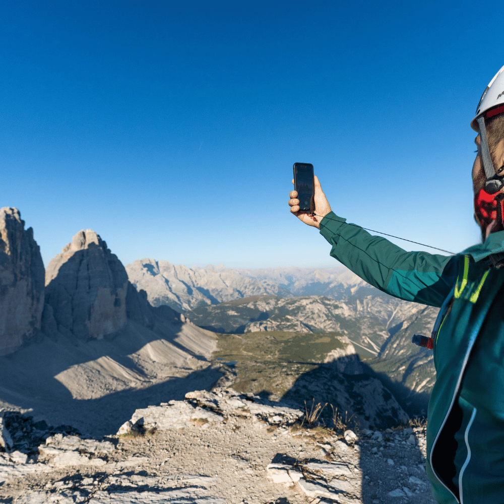 Handysicherung mit Karabiner, sicherer Ausziehroller zur Handy-Befestigung, ideal für Paragliding-Enthusiasten. Verhindert Verlust während des Flugs. Praktisch und stabil für dein Handy.