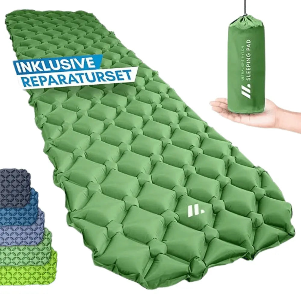 Biwak Isomatte ultralight 490g, kompakte grüne Campingmatte, leicht transportierbar, ideal für Outdoor-Abenteuer, gezeigt in einer Hand.