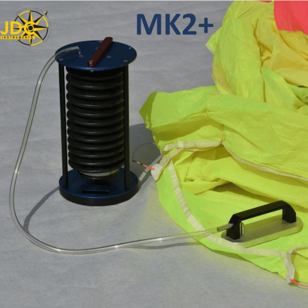 JDC Porosimeter MK2, ein blau-schwarzes Gerät mit rotem Griff, zur präzisen Messung von Porosität, ideal für Gleitschirmzubehör bei Paragliding24.ch.