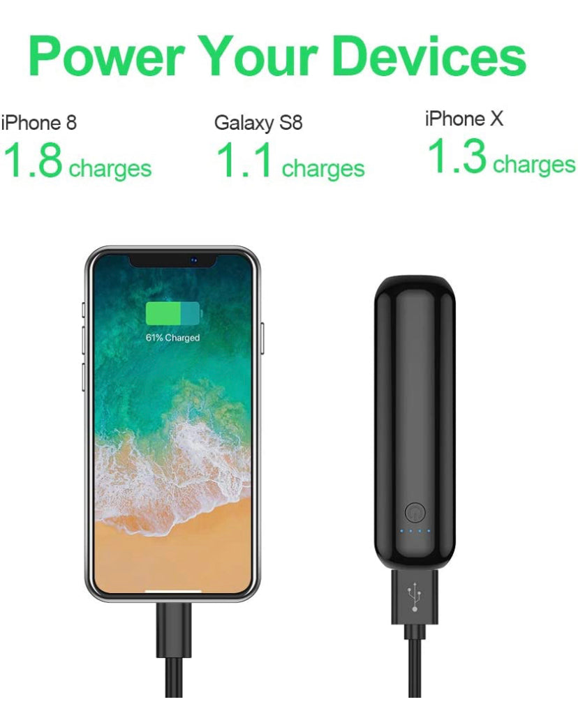 Kleinste Helmakku PowerCore (5000 mAh) lädt ein Smartphone mit Powerbank, ideal für Helmkameras, kompakt und schnell aufladend. Perfekt für Gleitschirmzubehör.