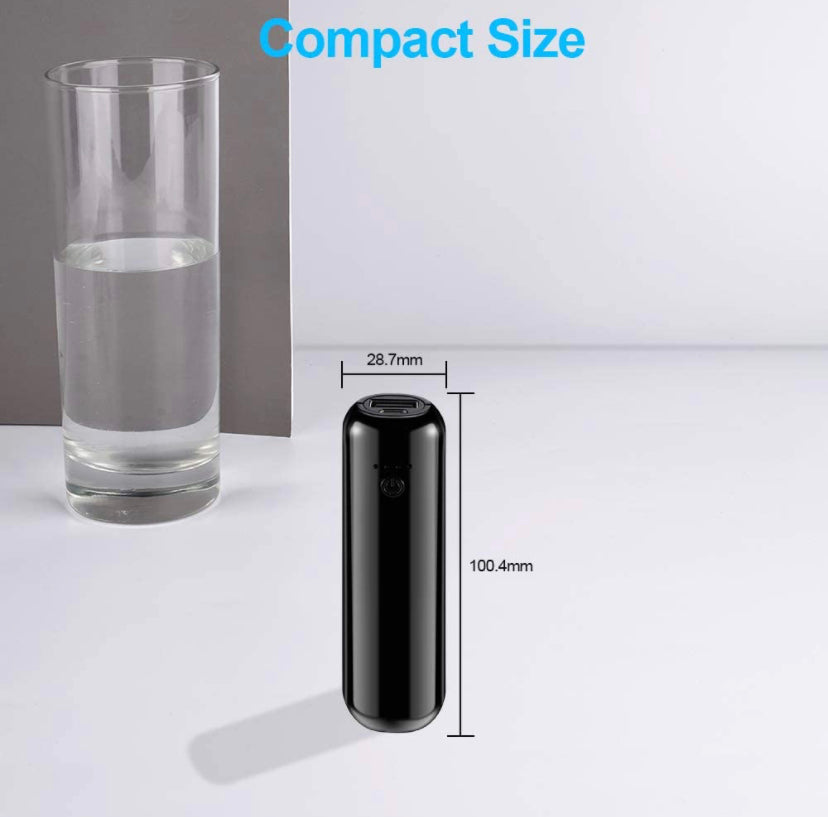 Kleinste Helmakku PowerCore (5000 mAh) neben einem Glas; ideal für Helmkameras, kompakt, leistungsstark, mit intelligenter Schnellladung, perfekt für Paragliding-Zubehör.