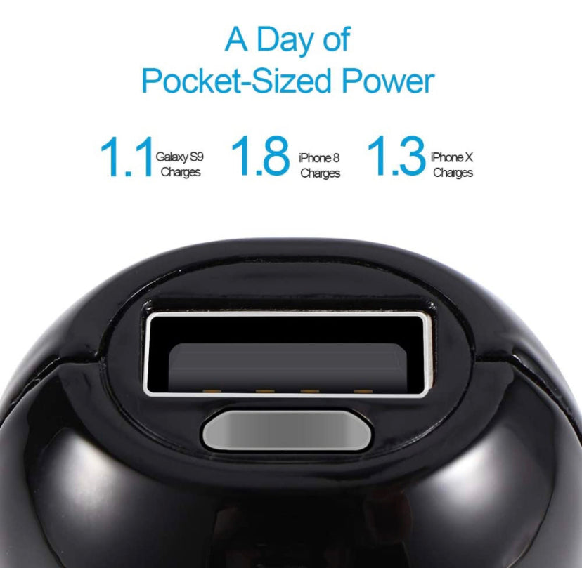 Nahaufnahme des Kleinste Helmakku PowerCore (5000 mAh), kompakte, rechteckige Powerbank mit schwarzem Rand, ideal für Helmkameras und schnellen Ladevorgang.