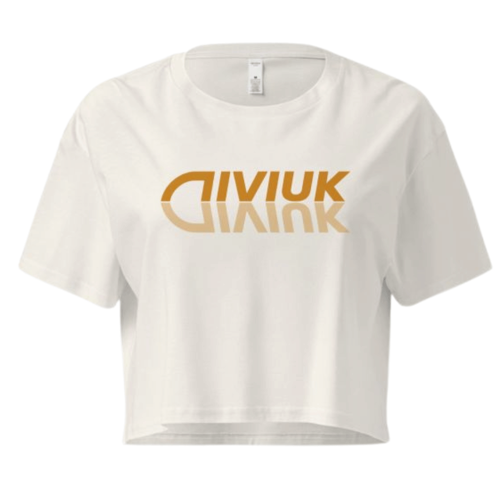 Niviuk Mirror Croptop, weißes T-Shirt mit goldenen Logo-Details, aus leichter, hochwertiger Baumwolle, ideal für stilvollen Komfort und Bewegungsfreiheit.