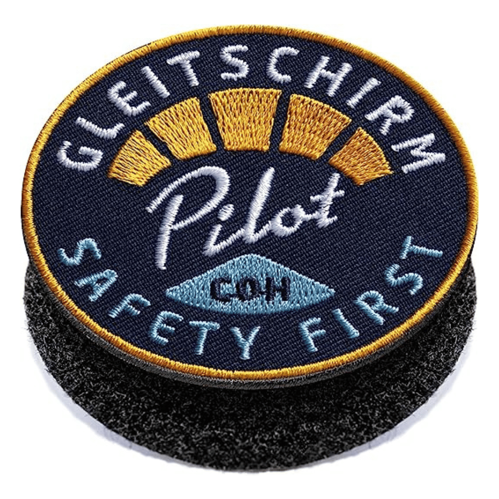 Nahaufnahme des Paragliding Pilot - Klett-Stickers, hochwertig gestickter Patch aus Polyester mit Laser-Schnitt, ideal für Rucksäcke oder Kleidung.