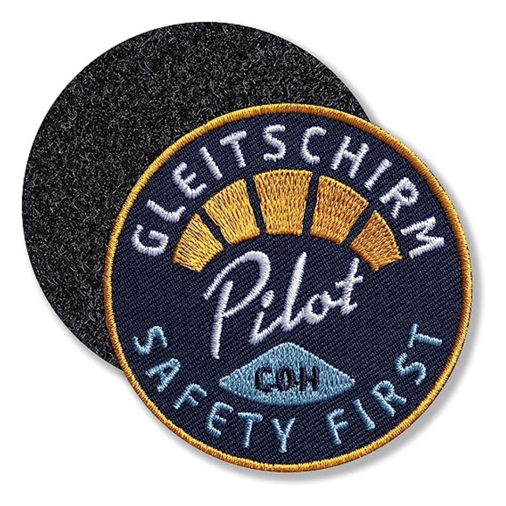Nahaufnahme des Paragliding Pilot - Klett-Stickers, hochwertig gestickter Patch aus Polyester mit Laser-Schnitt, ideal für Rucksäcke oder Kleidung.