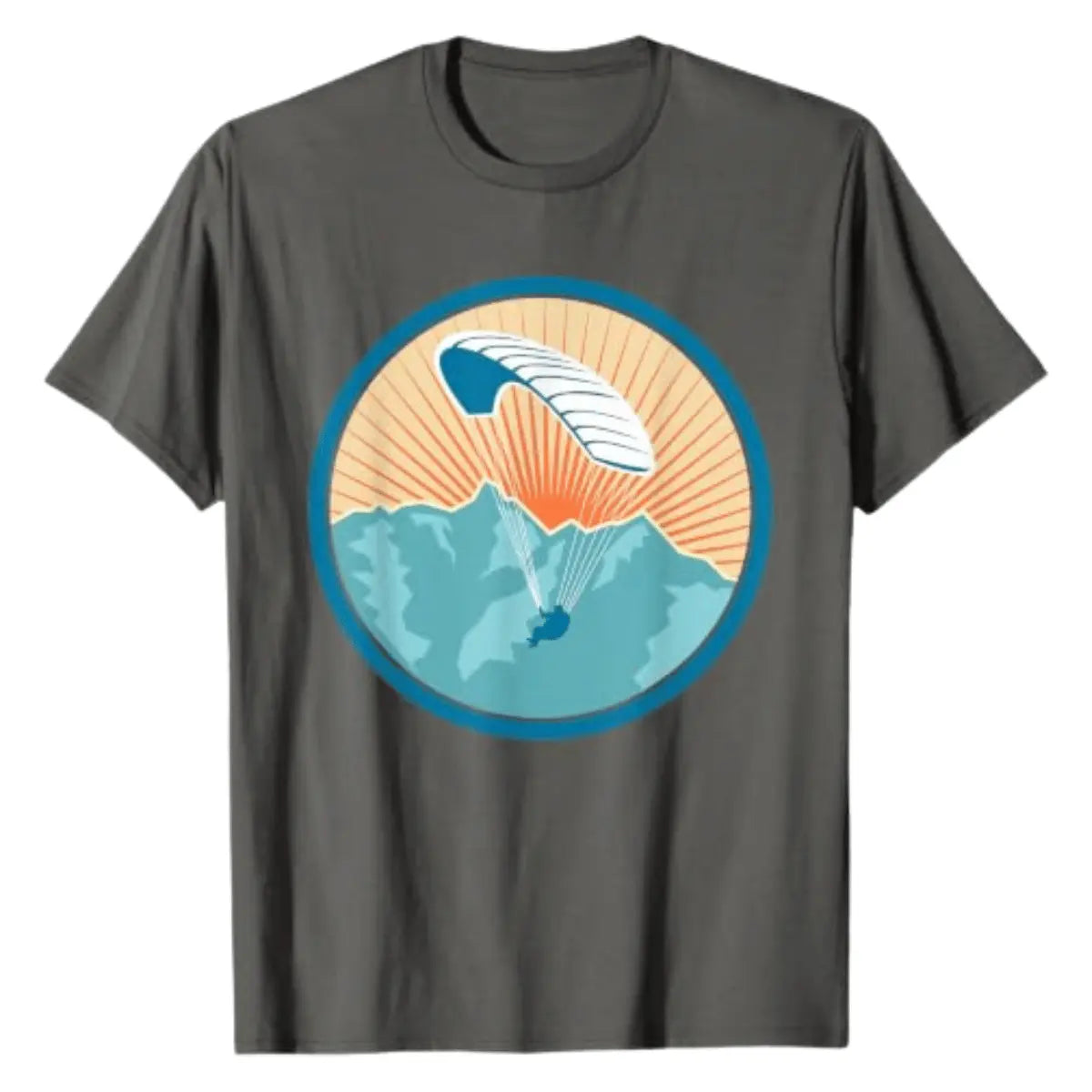 Dunkelgraues T-Shirt mit Retro-Vintage-Paragliding-Design, das einen Gleitschirmflieger vor einer Bergkulisse mit strahlender Sonne zeigt.