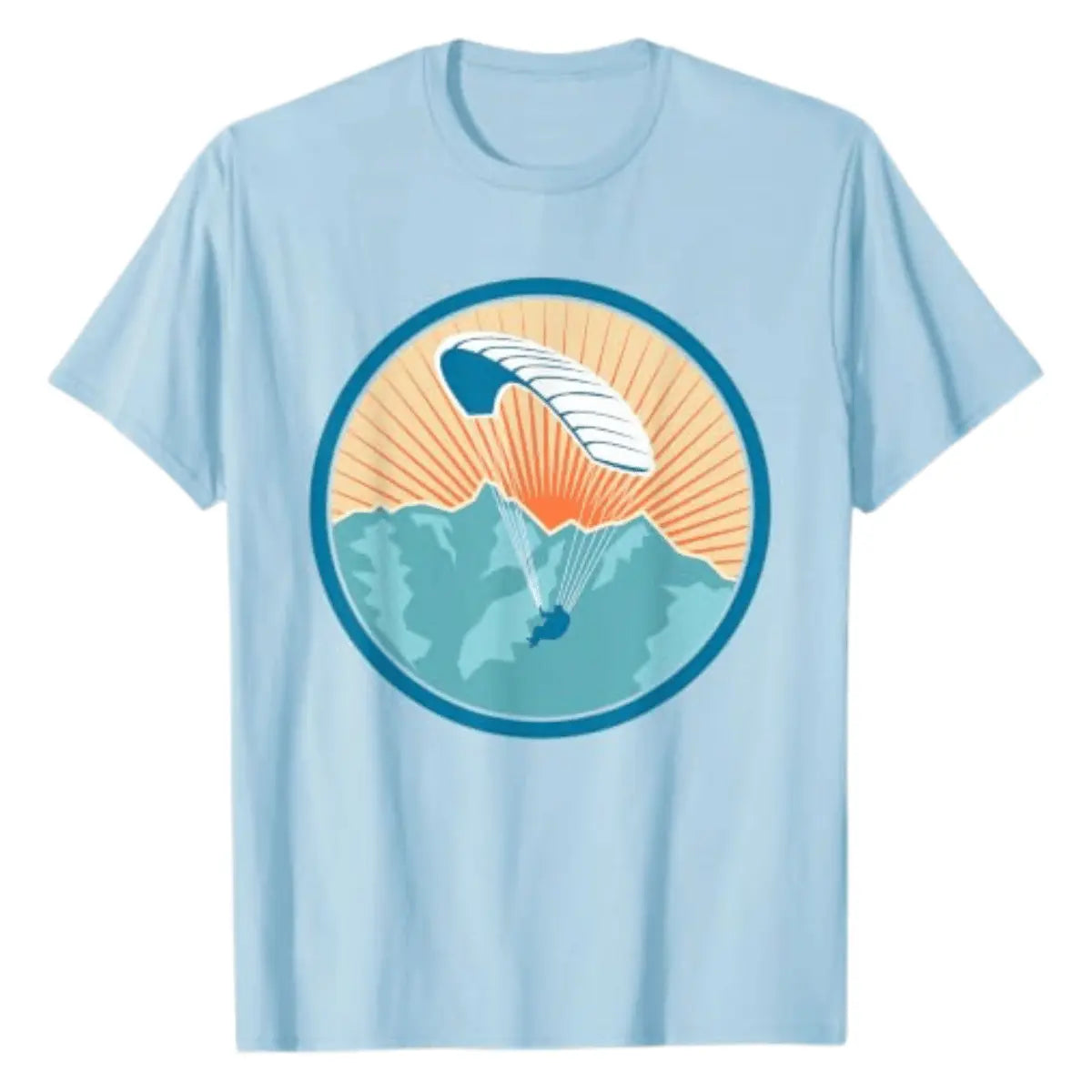 Hellblaues T-Shirt mit Retro-Vintage-Paragliding-Motiv: Ein Kreis mit Berglandschaft, aufgehender Sonne und Paraglider im Flug.