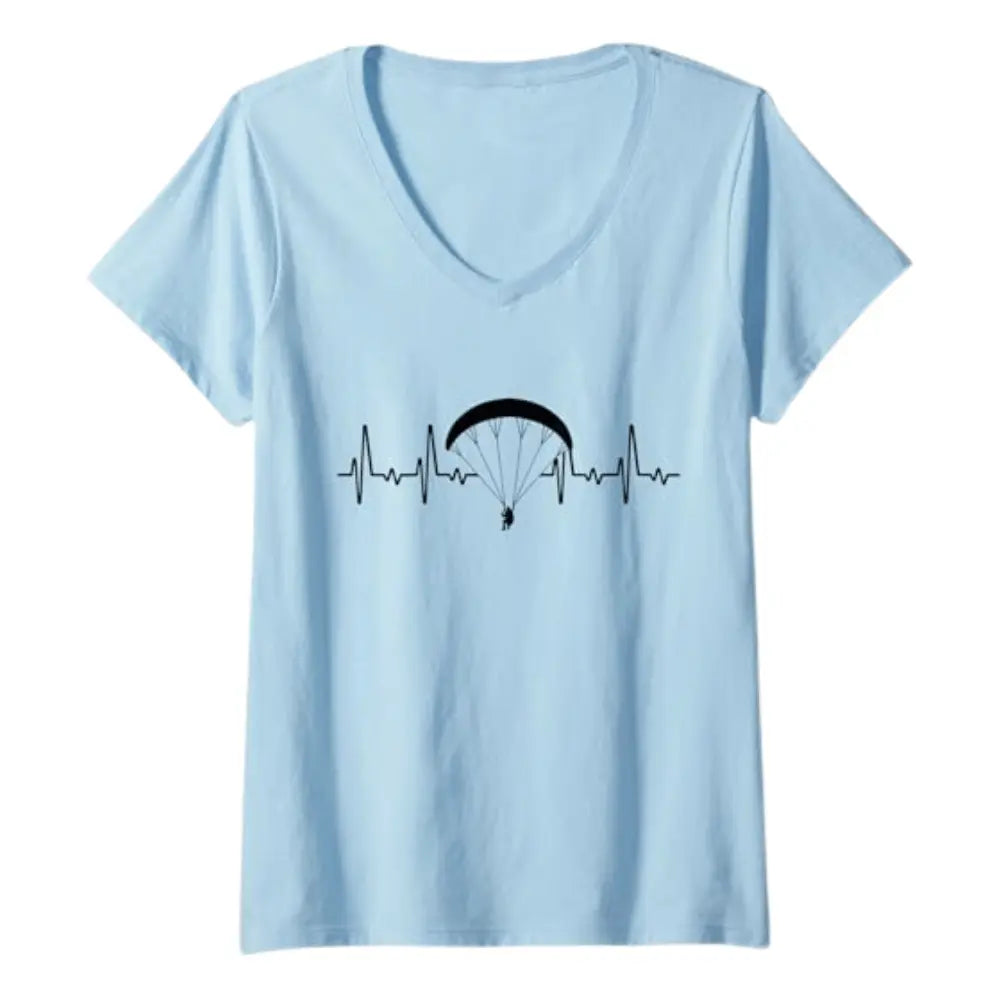 Paragliding T-Shirt Mountain V-Neck Damen in Hellblau mit schwarzem Fallschirm-Design, ideal für Gleitschirmfliegerinnen. Perfekt geschnitten für Frauen, aus 100% Baumwolle.