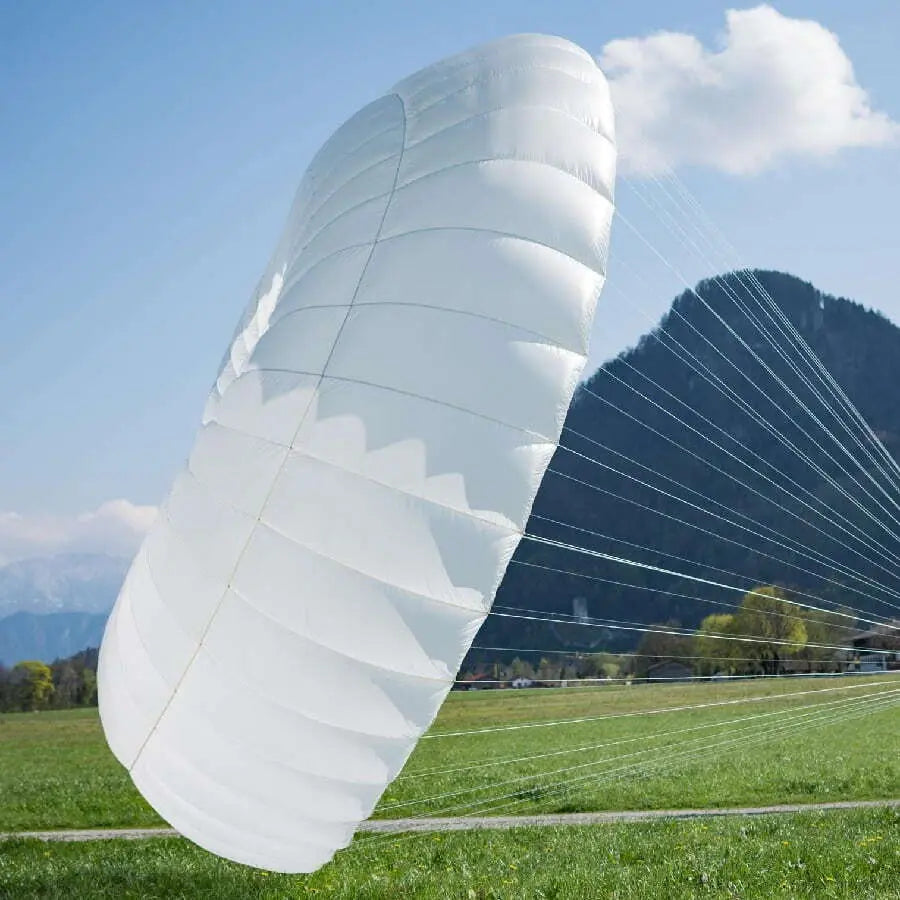 Icaro Biplace Light Notschirm für Tandemflüge, leicht und zuverlässig, im Einsatz am Himmel über der Landschaft, ideal für Paragliding-Enthusiasten.