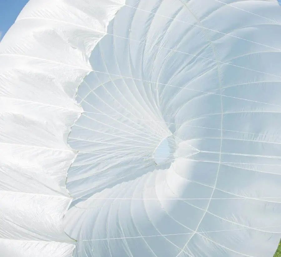 Icaro Biplace Light Notschirm, ein weißer Tandem-Rettungsschirm mit mittigem Loch, ideal für leichte, zuverlässige und sichere Paragliding-Erfahrungen.