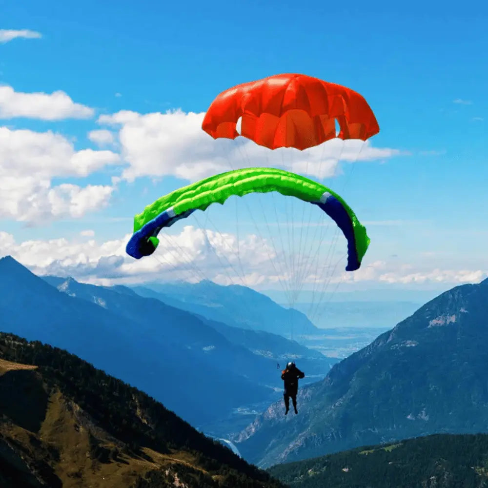 Person fliegt mit dem Niviuk Octagon 2 Rettungsschirm über Berglandschaft, bietet maximale Sicherheit und Stabilität für Gleitschirmflieger in kritischen Situationen.