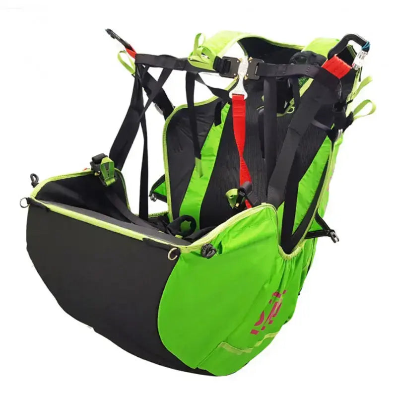 BGD Snug Sitzgurtzeug: Leichtes, multifunktionales Gurtzeug mit Halbkreuzverstrebung und Schutzfeatures, ideal für komfortable und sichere Paragliding-Erlebnisse.