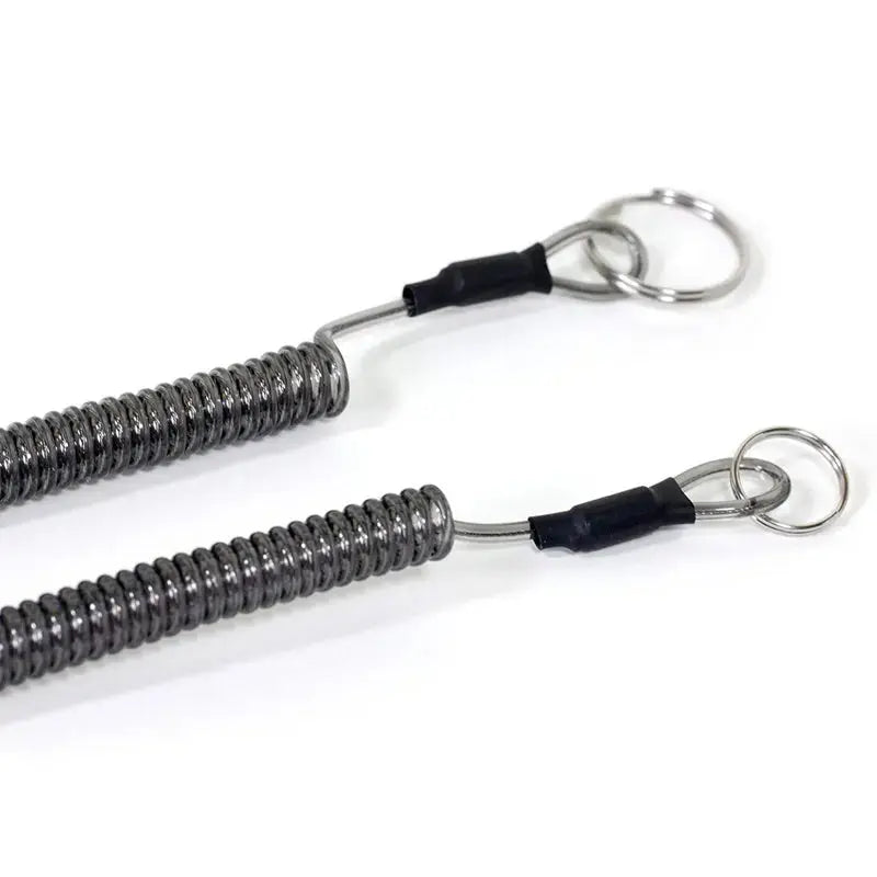 Spiralband mit Karabiner, flexibel und hochfest, ideal für Gleitschirmzubehör. Kunststoffummanteltes Stahlseil mit Aluminium-Karabiner, perfekt für Outdoor-Aktivitäten wie Gleitschirmfliegen oder Wandern.