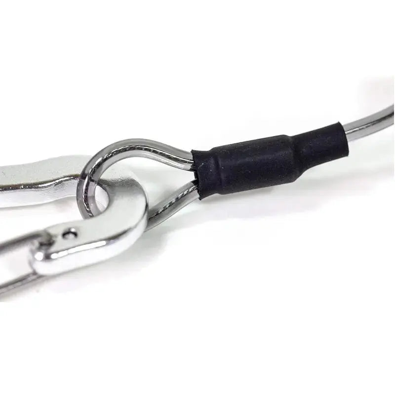 Nahaufnahme eines Spiralbands mit Karabiner, bestehend aus kunststoffummanteltem Stahlseil und Aluminiumlegierung. Flexibel einsetzbar für Gleitschirmfliegen, Camping oder Trekking.