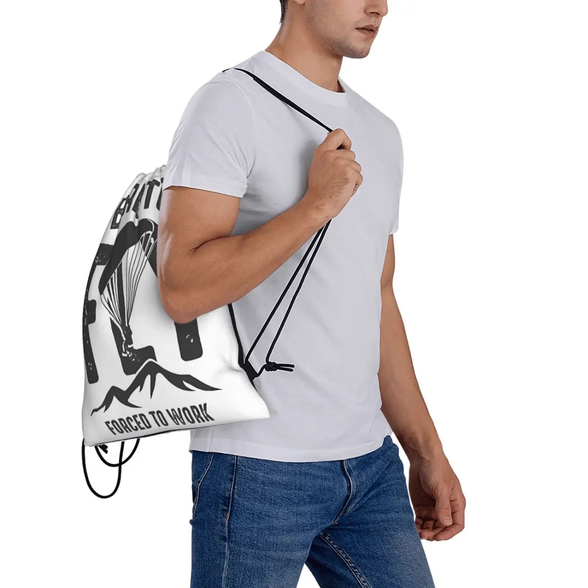 Sportbeutel mit Paragliding-Motiv und Aufschrift "Born to Fly", weiß mit schwarzem Aufdruck, getragen von einer Person.