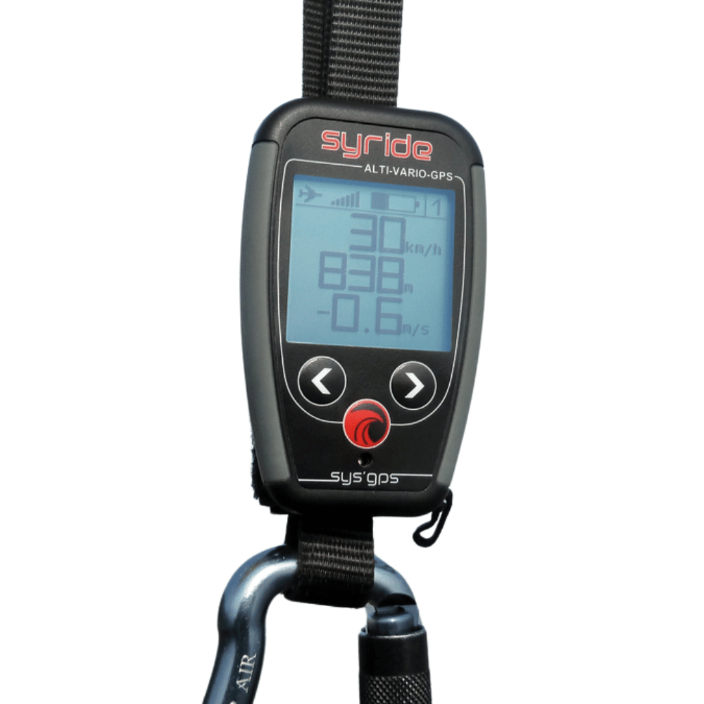 Syride SYS GPS V3 - GPS Vario, Nahaufnahme eines GPS-Geräts mit Display und Kabel, ideal für Gleitschirmflieger zur Höhen- und Flugdatenerfassung.